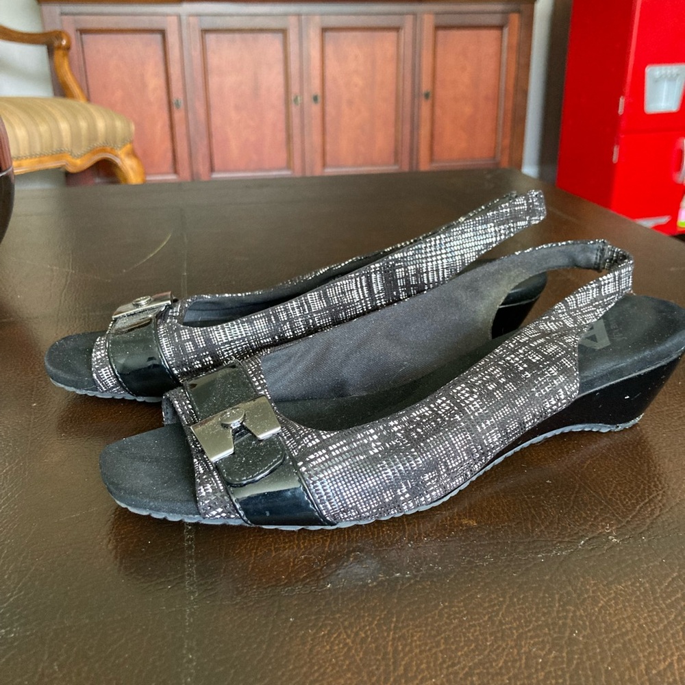 Anne Klein Black Slingback Flats/Sandals beige/ flat slip on shoes